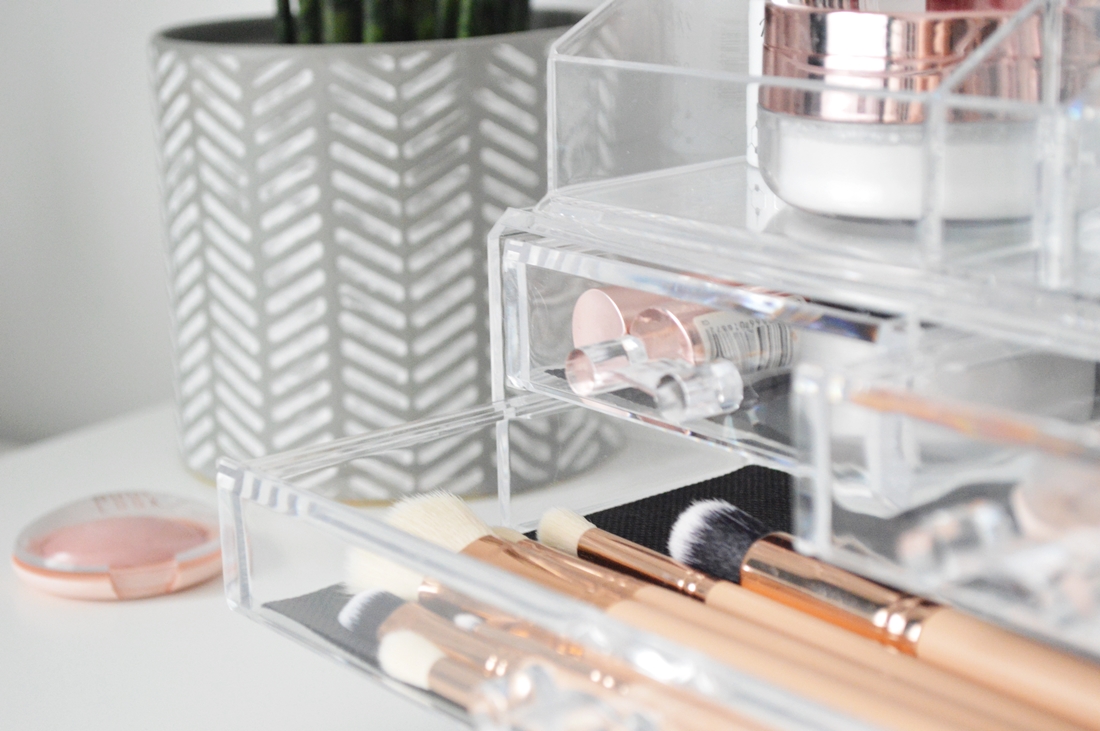 akrylowy organizer na kosmetyki jak zorganizować kosmetyki